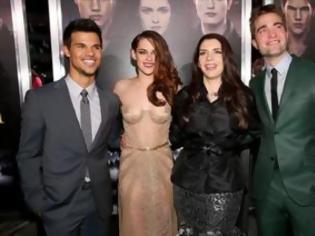 Φωτογραφία για Η πρεμιέρα του Twilight, οι λυσσασμένοι θαυμαστές και το διάφανο φόρεμα της Stewart