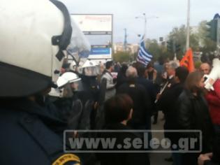 Φωτογραφία για Ένταση και συγκρούσεις ανάμεσα σε πλήθος αστυνομικών αλλά και διαμαρτυρόμενων που βρίσκονται αυτή τη στιγμή έξω από την ΔΕΘ