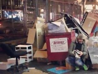 Φωτογραφία για Γνωστός Έλληνας τηλεαστέρας... άστεγος ανάμεσα σε χαρτόκουτα στη Νέα Υόρκη