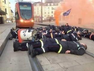 Φωτογραφία για Πυροσβέστες έπεσαν στις γραμμές του τραμ