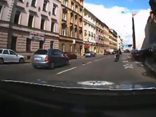Φωτογραφία για Εντυπωσιακή καταδίωξη μοτοσικλετιστή στην Πράγα [video]