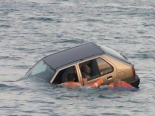 Φωτογραφία για Όχημα έπεσε μέσα στη θάλασσα