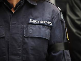 Φωτογραφία για Ειδικός φρουρός λήστεψε μετανάστη - Δεν ήταν η πρώτη φορά!