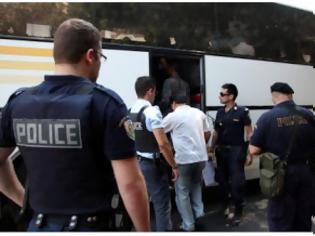 Φωτογραφία για Πάτρα: 30 παράνομοι μετανάστες μεταφέρθηκαν την Τρίτη στο στρατόπεδο Κορίνθου