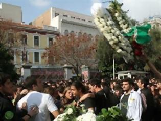 Φωτογραφία για Με μπουκάλια και αποδοκιμασίες υποδέχθηκαν τον υφυπουργό Παιδείας στο Πολυτεχνείο