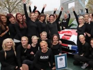Φωτογραφία για Απίστευτο ρεκόρ Γκίνες - 28 γυναίκες μπήκαν σε ένα mini cooper [video]