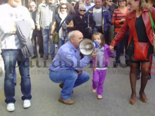 Φωτογραφία για Πάτρα: Η μικρή Αριάδνη στους δρόμους για την υπό απόλυση μαμά της [video]