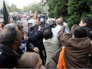 Φωτογραφία για Τρεις συλληφθέντες για τα επεισόδια με το Γερμανό Πρόξενο