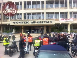 Φωτογραφία για Στο Υπουργείο Δικαιοσύνης αυτή την ώρα οι Αγανακτισμένοι Μοτοσυκλετιστές Ελλάδας