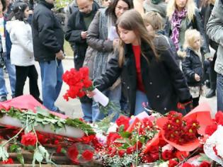 Φωτογραφία για Κατάθεση στεφάνου στο Πολυτεχνείο από αντιπροσωπεία της Δημοκρατικής Αριστεράς