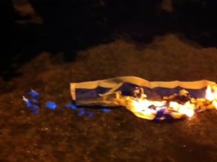 Φωτογραφία για Μολότοφ και χημικά στα Εξάρχεια - Έκαψαν τη σημαία του Ισραήλ έξω από την πρεσβεία- 50 προσαγωγές εκ των οποίων οι 15 είναι ανήλικοι