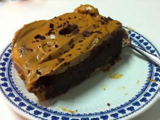 Φωτογραφία για Απίθανο υγρό κέικ σοκολάτας με κρέμα καραμέλας