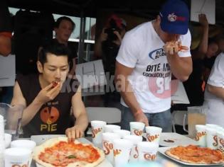 Φωτογραφία για Διαγωνισμός για το ποιος μπορεί να φάει περισσότερη πίτσα πιο γρήγορα!!! (pics)
