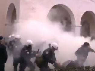 Φωτογραφία για Πάτρα: Η απάντηση της τοπικής ΕΛ.ΑΣ. για τα δακρυγόνα στο κέντρο της πόλης - Τραυματίας 19χρονος από τα χθεσινά επεισόδια