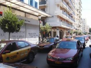 Φωτογραφία για Πάτρα: Δεν χωράνε τα ταξί στις πιάτσες