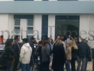 Φωτογραφία για Πάτρα-Τώρα: Εργαζόμενοι απέκλεισαν το κτίριο του Πολιτιστικού Οργανισμού