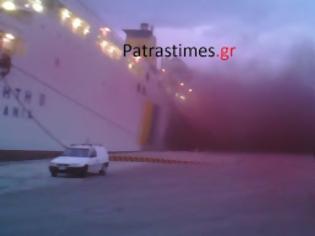 Φωτογραφία για Το πλοίο έδεσε φλεγόμενο στο νέο λιμάνι - Εντοπίστηκε σώο μέλος του πληρώματος