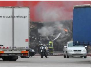 Φωτογραφία για Πάτρα: Υπό πλήρη έλεγχο τέθηκε η φωτιά στο ΚΡΗΤΗ II - Πάνω απο 20 οχήματα καταστράφηκαν - Ολοσχερώς κάηκαν 3 νταλίκες