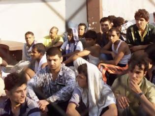 Φωτογραφία για Εντόπισαν 66 λαθρομετανάστες στο λιμάνι της Κυλλήνης