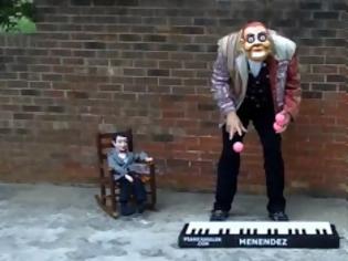 Φωτογραφία για Εκπληκτικός ζογκλέρ και πιανίστας (Βίντεο)
