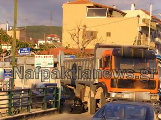 Φωτογραφία για Ναύπακτος: Σύγκρουση φορτηγού με Ι.Χ στη γέφυρα του Σκά