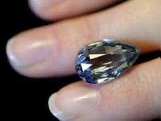 Φωτογραφία για Ένα μπλε διαμάντι πωλήθηκε στην τιμή ρεκόρ των 10,86 εκατ.δολ.