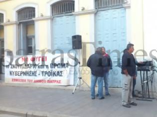 Φωτογραφία για Πάτρα: Απέκλεισαν και σήμερα το Δημαρχείο οι εργαζόμενοι του Δήμου - Παμπατραϊκό συλλαλητήριο το απόγευμα
