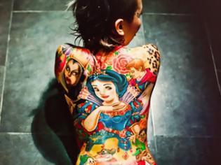 Φωτογραφία για ΔΕΙΤΕ: 27χρονη έκανε τατουάζ το παραμύθι της χιονάτης στην πλάτη της!