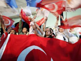 Φωτογραφία για Κοσμικό κράτος με μαντίλα  Οι μισοί Τούρκοι βλέπουν το μέλλον με ισλαμικά γυαλιά