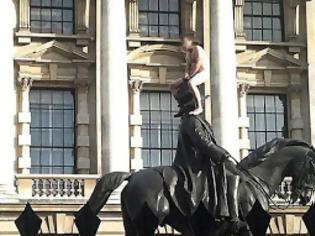 Φωτογραφία για Γυμνός άνδρας ανέβηκε σε άγαλμα στο Λονδίνο!