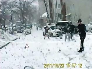 Φωτογραφία για Οδηγώντας σε χιονισμένο δρόμο [Video]