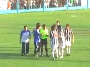 Φωτογραφία για Απίστευτο βίντεο-Αναπληρωματικός παίχτης μπαίνει στο γήπεδο και σώζει την εστία της ομάδας του από γκολ