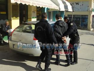 Φωτογραφία για Πρέβεζα: Πολίτης συνέλαβε Αλβανό τσαντάκια - Φωτό και Video