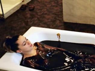 Φωτογραφία για Βρώμικοι κροίσοι: Όταν οι πλούσιοι κάνουν -κυριολεκτικά- μπάνιο στο πετρέλαιο