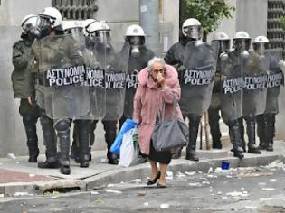 Φωτογραφία για Γράμμα του πατέρα του 19χρονου Πατρινού που κινδυνεύει να χάσει το μάτι του από ρήξη δακρυγόνου την 17-11-12: Αστυνομική βία που ... βγάζει μάτια!