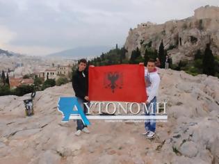 Φωτογραφία για ΣΟΚ: Σήκωσαν Αλβανική σημαία στην Ακρόπολη!