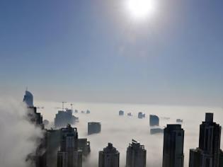 Φωτογραφία για Σπάνιο και εντυπωσιακό: Η ομίχλη σκεπάζει τους ουρανοξύστες του Ντουμπάι!