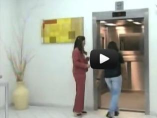 Φωτογραφία για Φάρσα σε ασανσέρ προκαλεί τον απόλυτο τρόμο [video]