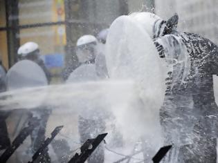 Φωτογραφία για Έλουσαν με γάλα τους αστυνομικούς στις Βρυξέλες (Φωτογραφίες)