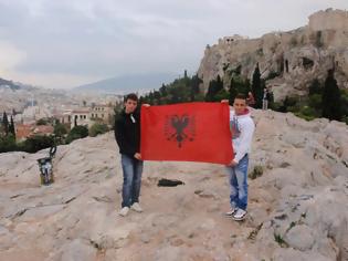 Φωτογραφία για Αφού σήκωσαν την αλβανική σημαία στον ιερό βράχο , τώρα μας πουλάνε φιλία οι Αλβανοί ! Θορυβήθηκαν μάλλον από τις αντιδράσεις μας..