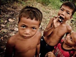 Φωτογραφία για Απίστευτο: Τα παιδιά στην Καμπότζη τρώνε... δηλητηριώδεις ταραντούλες