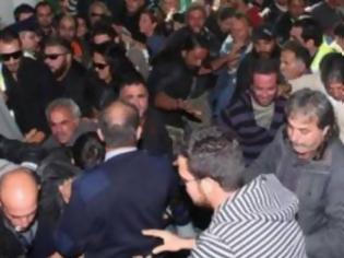 Φωτογραφία για Βίντεο: Εισέβαλαν στην Βουλή και στο υπουργείο Οικονομικών οι Κύπριοι!!!