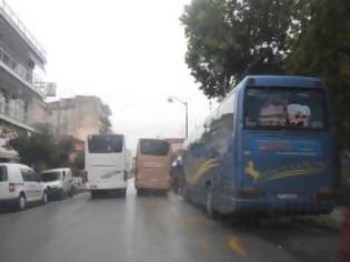 Φωτογραφία για Το απόλυτο …αλαλούμ στο κέντρο των Τρικάλων με τουριστικά λεωφορεία