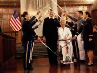Φωτογραφία για Ο πρώτος λεσβιακός γάμος σε στρατιωτική σχολή!