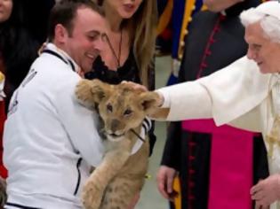Φωτογραφία για O Πάπας, το λιονταράκι και το τσίρκο! [video]