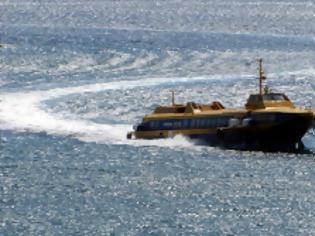 Φωτογραφία για Μηχανική βλάβη του Flying Dolphin Ερατώ στον Πειραιά