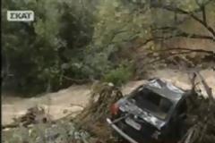 Πάτρα: Αυτοκίνητο με τρία άτομα έπεσε σε χείμαρρο στον Καστελλόκαμπο - Κινδύνεψαν οι επιβάτες - Δείτε φωτό