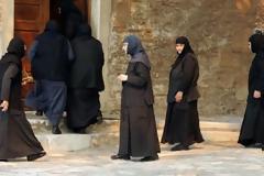 Ηθοποιοί και τραγουδιστές πάνε σε μοναστήρια - Δείτε χαρακτηριστικές περιπτώσεις