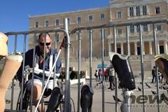 Έβγαλαν τα τεχνητά τους μέλη μπροστά από τη Βουλή
