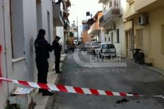 Σε κλάμματα ξέσπασε ο πατέρας του 26χρονου που μαχαίρωσε μέχρι θανάτου τη γιαγιά του